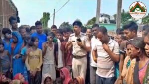 हादसे के बाद जुटी भीड़