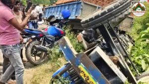 ट्रैक्टर और पुलिस वाहन में टक्कर