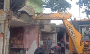 शाहकुंड में चला प्रशासन का बुलडोजर, सरकारी जमीन से हटाया गया अतिक्रमण