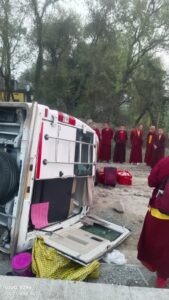 झपकी के कारण सिमरी में टूरिस्ट बस पलटी, 6 घायल, सभी सुरक्षित