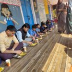 जब डीडीसी ने बच्चों संग जमीन पर बैठकर खाया खाना, मुस्कान से भर उठा स्कूल