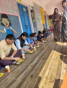 जब डीडीसी ने बच्चों संग जमीन पर बैठकर खाया खाना, मुस्कान से भर उठा स्कूल