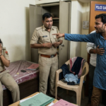 महिला सिपाही और पुरुष सिपाही को महिला के पति ने आपत्तिजनक स्थिति में रंगे हाथ पकड़ा मच गया बबाल