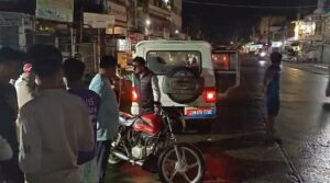 भागलपुर में शराब तस्कर बाइक छोड़कर फरार, यूरिया की बोरी में छिपी देसी शराब बरामद