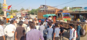 शराब के नशे में धुत ट्रक चालक के कारण सड़क और अस्पताल में मचा हड़कंप