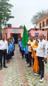 पिपरा करौती से मंदार पर्वत के लिए शैक्षणिक परिभ्रमण दल रवाना, जनप्रतिनिधि व शिक्षक गण ने दिखाई हरी झंडी