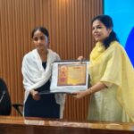 वैशाली की बेटी तनू खातून ने रचा इतिहास, 461 अंक लाकर आर्ट्स में जिला टॉपर; डीएम वर्षा सिंह ने किया सम्मानित