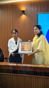 वैशाली की बेटी तनू खातून ने रचा इतिहास, 461 अंक लाकर आर्ट्स में जिला टॉपर; डीएम वर्षा सिंह ने किया सम्मानित