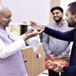 बेटे निशांत ने मुख्यमंत्री नीतीश कुमार को जन्मदिन के अवसर पर खिलाया महावीर मंदिर का प्रसाद