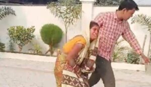 मुजफ्फरपुर में शर्मनाक वारदात: पति ने पत्नी को घर से घसीटकर निकाला, वीडियो वायरल होने के बाद FIR