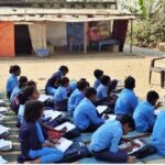 भवन के बिना चल रहा स्कूल, पेड़ के नीचे पढ़ने को मजबूर बच्चे; स्थानीय महिला ने खोला अपना घर