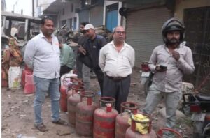 गैस संकट के बीच दर्दनाक मौतें: LPG सिलेंडर की लाइन में खड़े दो बुजुर्गों की मौत, विपक्ष ने सरकार को घेरा