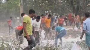 मधुबनी में शराब तस्करी का बड़ा मामला: ट्रक फंसा, लोग शराब लूटने लगे