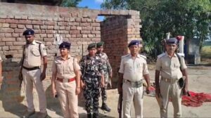मोतिहारी में महाकुर्की अभियान: फरार अपराधियों के घरों की कुर्की, 6 वारंटियों ने सरेंडर किया
