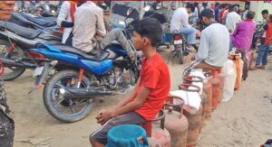 पटना में एलपीजी संकट गहराया, घंटों लाइन में खड़े लोग, कई घरों में चूल्हा ठंडा