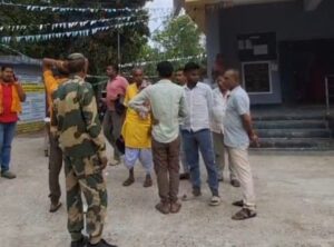 गलत दिशा में दौड़ता ट्रैक्टर बना कहर, ई-रिक्शा को मारी टक्कर, तीन घायल