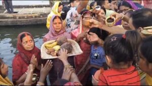 चैती छठ पर गंगा घाटों पर उमड़ी आस्था की भीड़, अस्ताचलगामी सूर्य को दिया अर्घ्य