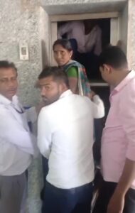 व्यवहार न्यायालय बांका में लिफ्ट फंसी, बुजुर्ग समेत लोग सुरक्षित बाहर निकाले गए, सुरक्षा व्यवस्था पर उठे सवाल