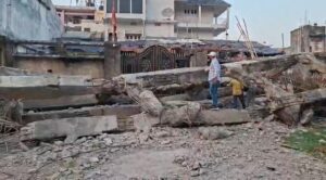 धनबाद में जर्जर पानी टंकी ध्वस्तीकरण के दौरान हादसा, भाजपा नेता अमरेश सिंह के घर को नुकसान