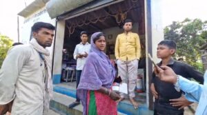 नवहट्टा में गैस एजेंसी की लापरवाही, उपभोक्ता घंटों लाइन में खड़े रहने को मजबूर