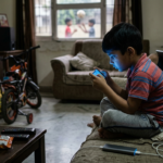 स्क्रीन टाइम की गिरफ्त में बचपन, फिटनेस पर गहराता संकट