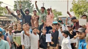 कटिहार में परीक्षा रद्द होने पर बवाल, छात्रों ने किया सड़क जाम