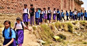 पटना के मसौढ़ी में हैरान करने वाला मामला: 500 बच्चों वाले स्कूल तक जाने के लिए नहीं सड़क, खतरनाक पगडंडी ही सहारा