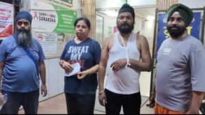 मदद करना पड़ा महंगा: बीच सड़क दंपत्ति की बेरहमी से पिटाई, मूकदर्शक बनी रही भीड़