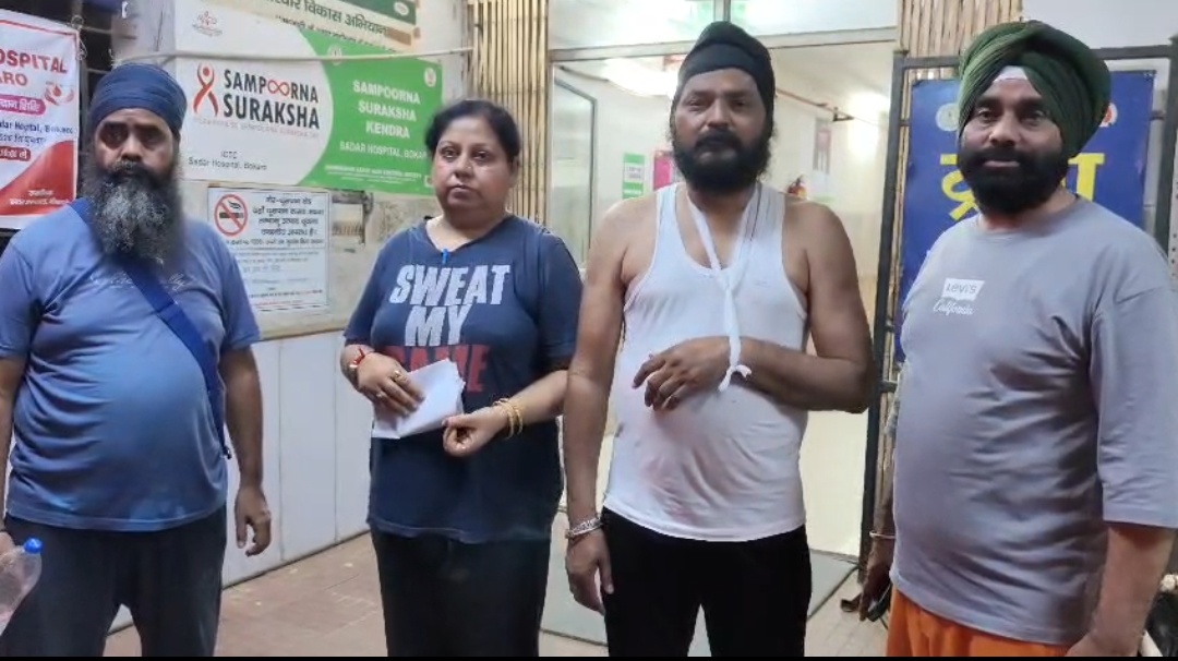 मदद करना पड़ा महंगा: बीच सड़क दंपत्ति की बेरहमी से पिटाई, मूकदर्शक बनी रही भीड़