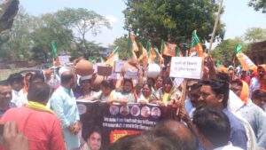 पलामू में बिजली-पानी संकट पर भाजपा का हल्ला बोल, डीसी कार्यालय का घेराव