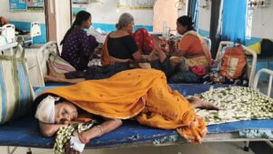 बहू को समझाना पड़ा भारी! ससुराल में बवाल, सास का सिर फूटा, बुजुर्ग दंपत्ति अस्पताल में भर्ती