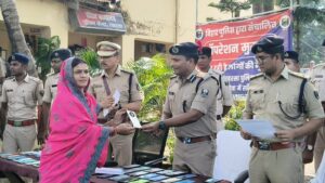 “ऑपरेशन मुस्कान” से लौट रही लोगों की खुशियां, सहरसा पुलिस ने 425 गुम मोबाइल बरामद कर सौंपे