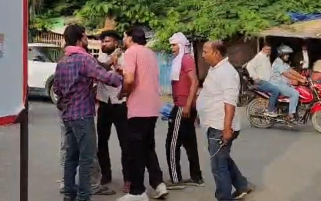 भागलपुर कोर्ट परिसर में हाईवोल्टेज ड्रामा, प्रेम विवाह के बाद युवक की पिटाई; युवती की तलाश में जुटी पुलिस