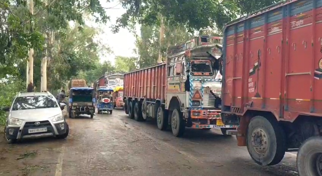 जगदीशपुर में कुदरत का कहर: आंधी-तूफान से सड़क जाम, बिजली गुल और कारोबार ठप