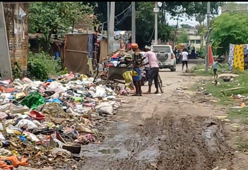 स्वच्छ भारत मिशन पर सवाल: भागलपुर के 87 वर्षीय स्कूल के मुख्य द्वार पर कचरे का अंबार, बदबू के बीच परीक्षा देने को मजबूर छात्र