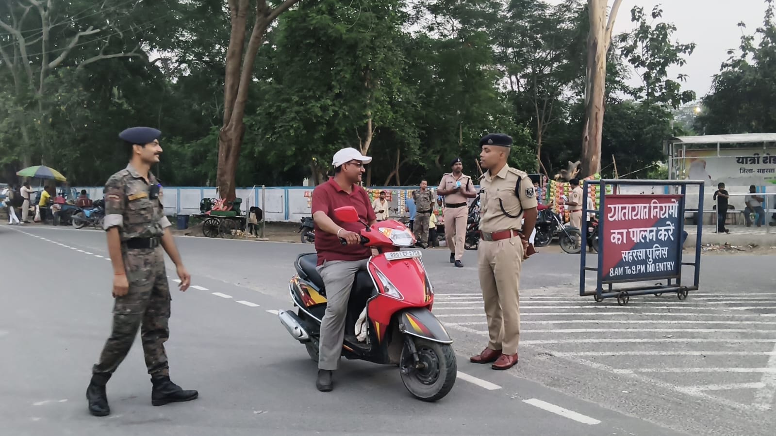 सहरसा में सख्त वाहन जांच अभियान, बिना हेलमेट और सीट बेल्ट वालों पर कार्रवाई