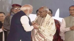 पीएम मोदी ने मंच पर छुए बुजुर्ग कार्यकर्ता के पैर, भावुक पल बना चर्चा का केंद्र