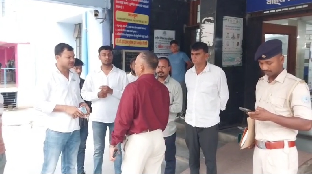 SNMMCH में कथित भ्रष्टाचार पर युवा आजसू का हल्ला बोल, 11 सूत्री मांगपत्र सौंप जांच की उठाई मांग