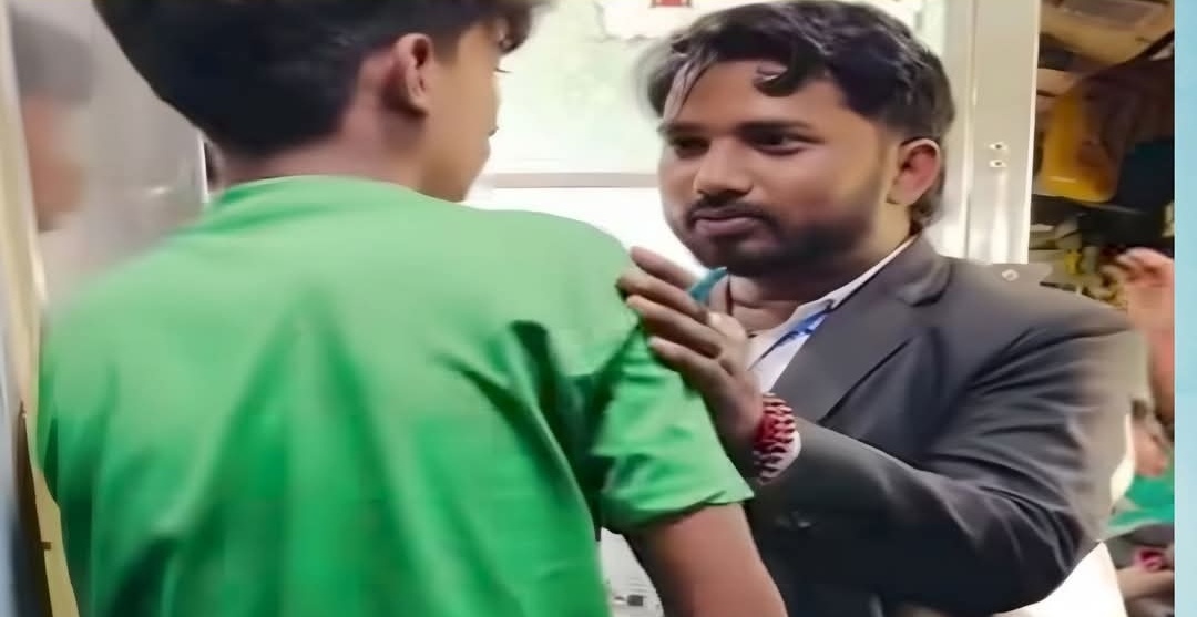 मुंबई से लखनऊ जा रही ट्रेन में दिखी इंसानियत की मिसाल, टीटी ने बिना टिकट युवक की मदद कर जीत लिया दिल