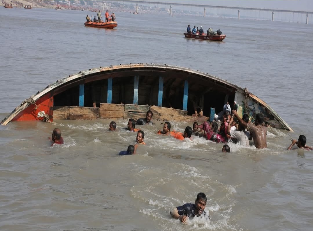 पटना के बाढ़ में गंगा नदी में बड़ा हादसा, यात्रियों से भरी नाव पलटी… 3 की मौत, कई अब भी लापता