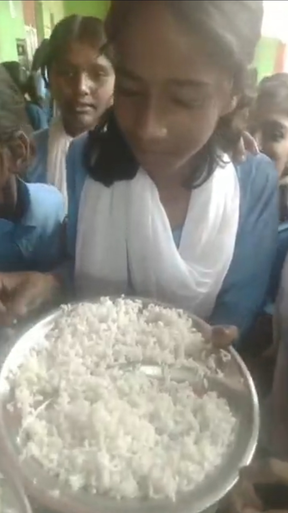 मिड डे मील में निकला पिल्लू, तरियामा मध्य विद्यालय में छात्रों का हंगामा… जांच के बाद कार्रवाई का भरोसा