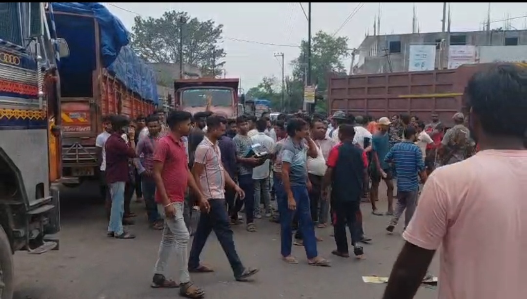 तेज रफ्तार डंपर ने ली 18 वर्षीय युवक की जान, आक्रोशित ग्रामीणों ने किया सड़क जाम