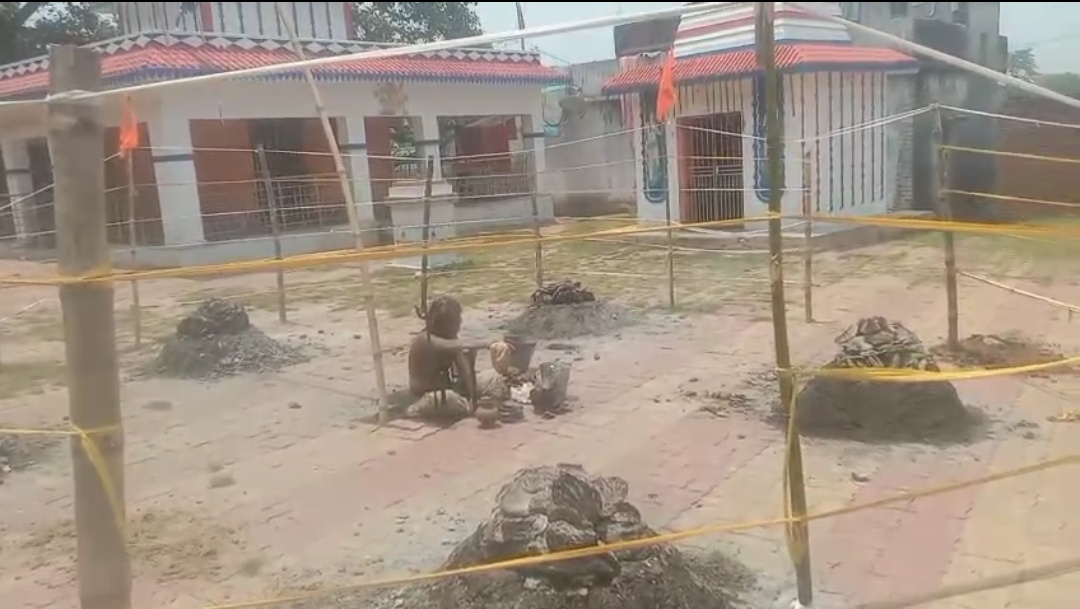 चारों ओर धधकती आग, बीच में तपस्वी का ध्यान; धनबाद की अनोखी अग्नि साधना बनी चर्चा का विषय