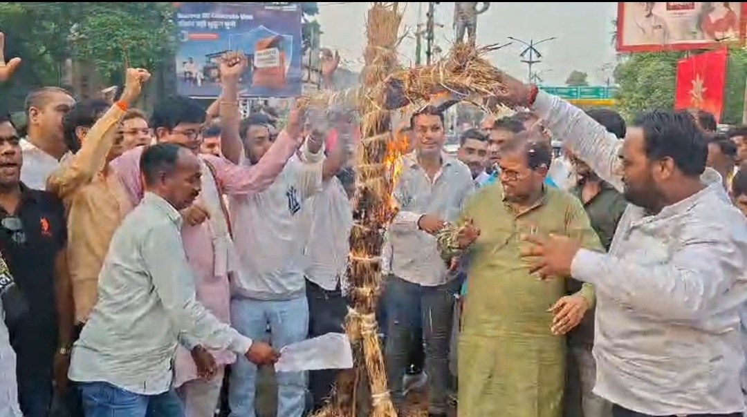 झरिया विधायक रागिनी सिंह पर कथित टिप्पणी के विरोध में भाजपा जिला अध्यक्ष का पुतला दहन, शव यात्रा निकाल जताया आक्रोश