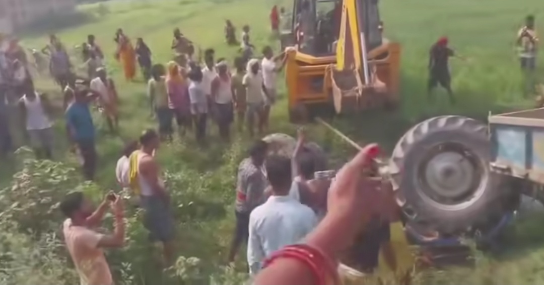 सहरसा में बड़ा हादसा टला, अनियंत्रित ट्रैक्टर पलटा; चालक को जेसीबी से सुरक्षित निकाला गया
