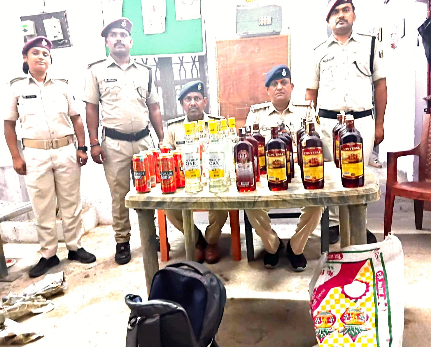रेलवे स्टेशन पर लावारिस बैग से 25.75 लीटर अंग्रेजी शराब बरामद, तस्करों की तलाश तेज