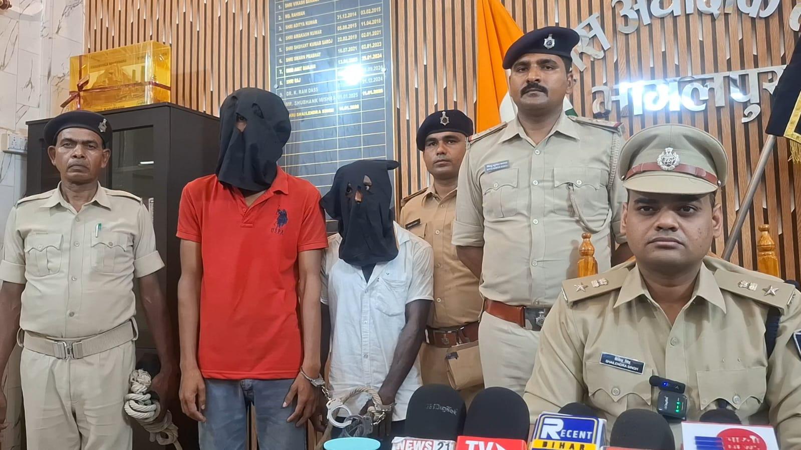 आठ घंटे में लूटकांड का खुलासा, दो अपराधी गिरफ्तार; लूटी गई चेन और बाइक बरामद