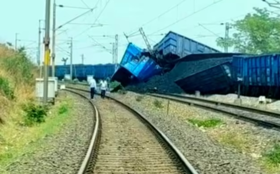 राजहरा स्टेशन के पास बड़ा रेल हादसा, कोयला लदी मालगाड़ी बेपटरी; कई डिब्बे पलटे, रेल परिचालन प्रभावित