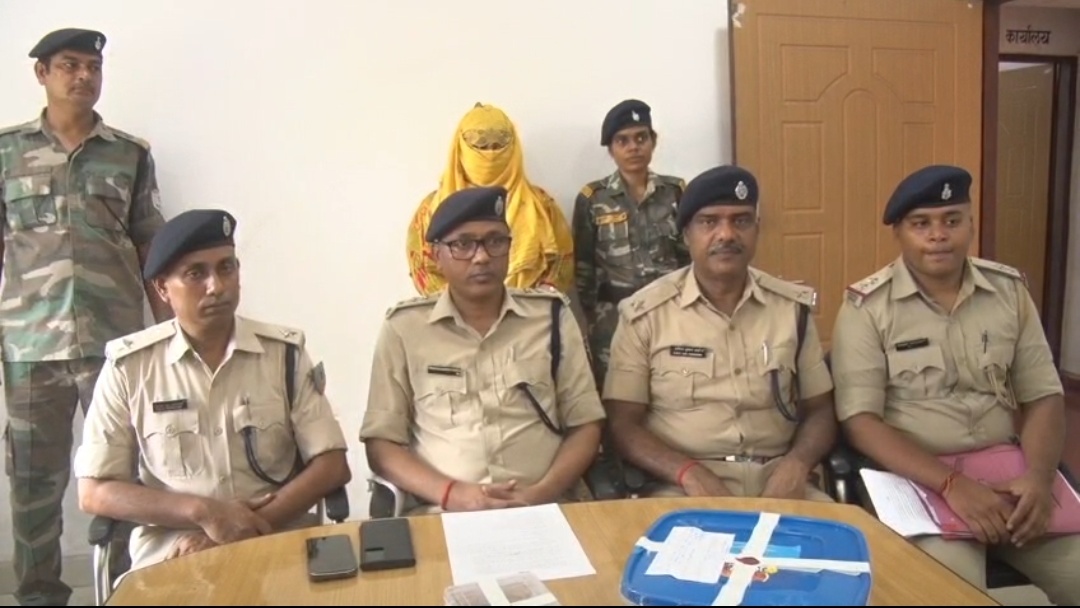 त्रिकोणीय प्रेम प्रसंग बना हत्या की वजह, प्रेमिका गिरफ्तार; चाकू, मोबाइल और बाइक बरामद