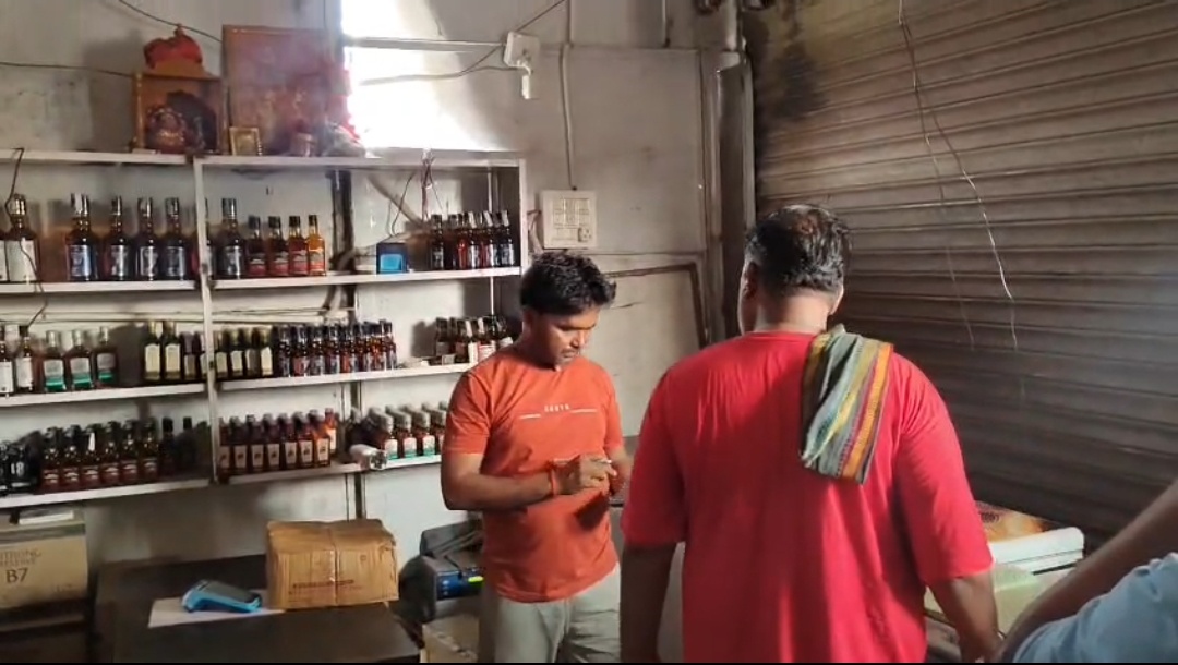 12 मोड़ स्थित शराब दुकान में बड़ी चोरी, शीट काटकर अंदर घुसे चोर, CCTV कैमरे भी किए क्षतिग्रस्त